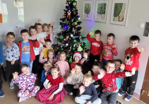 Wspólne zdjęcie przy choince.