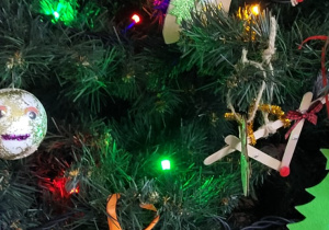 Dekoracje wykonane podczas świątecznych warsztatów z rodzicami.