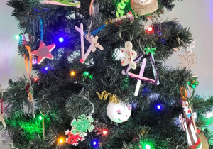 Udekorowana choinka w holu przedszkola.