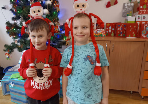 Zdjęcie dzieci przy choince.