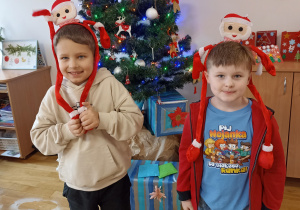 Zdjęcie dzieci przy choince.