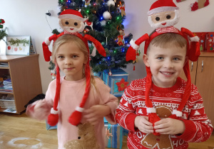 Zdjęcie dzieci przy choince.