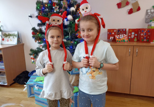 Zdjęcie dzieci przy choince.