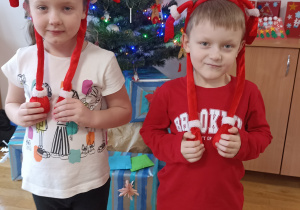 Zdjęcie dzieci przy choince.