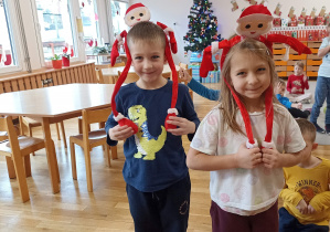 Zabawa grupowa „Raz, dwa, trzy – Mikołaj patrzy”.