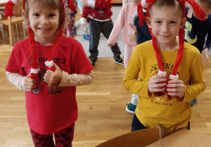 Zabawa grupowa „Raz, dwa, trzy – Mikołaj patrzy”.