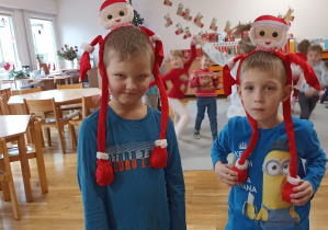 Zabawa grupowa „Raz, dwa, trzy – Mikołaj patrzy”.