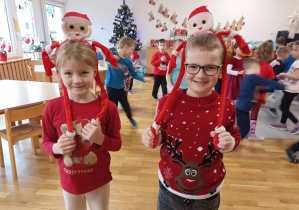 Zabawa grupowa „Raz, dwa, trzy – Mikołaj patrzy”.