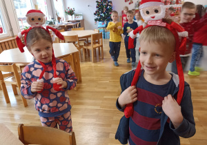 Zabawa grupowa „Raz, dwa, trzy – Mikołaj patrzy”.