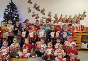 Wspólne zdjęcie z wykonanymi Mikołajami.