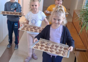 Przygotowane pierniczki zanosimy do kuchni.