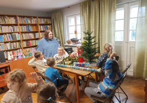 Pani bibliotekarka przedstawia dzieciom przebieg spotkania.