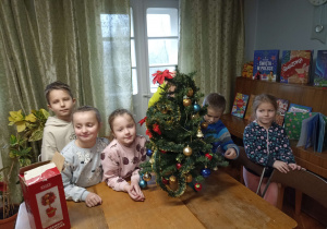 Dzieci prezentują ubrane choinki.