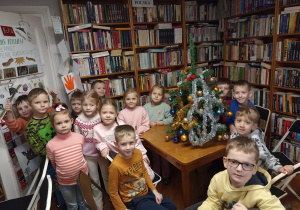 Dzieci prezentują ubrane choinki.