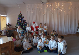 Wizyta Mikołaja w każdej grupie.