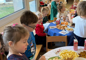 Wspólne świętowanie w holu przedszkola.