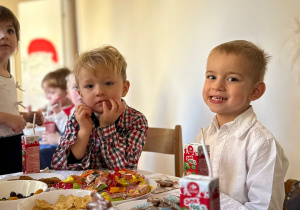 Wspólne świętowanie w holu przedszkola.