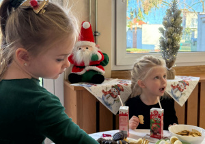 Wspólne świętowanie w holu przedszkola.