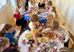 Wspólne świętowanie w holu przedszkola.