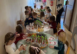 Wspólne świętowanie w holu przedszkola.