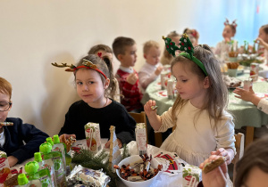 Wspólne świętowanie w holu przedszkola.
