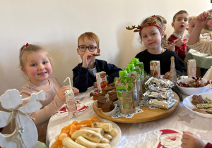 Wspólne świętowanie w holu przedszkola.