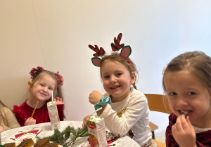 Wspólne świętowanie w holu przedszkola.