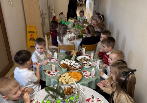 Wspólne świętowanie w holu przedszkola.