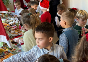 Wspólne świętowanie w holu przedszkola.