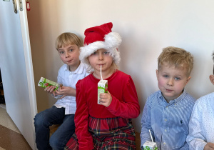 Wspólne świętowanie w holu przedszkola.