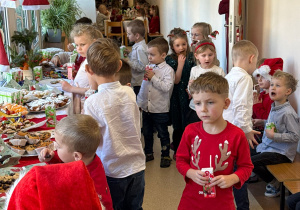 Wspólne świętowanie w holu przedszkola.