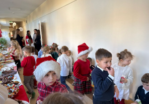 Wspólne świętowanie w holu przedszkola.