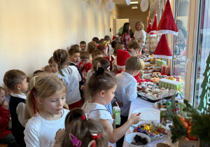 Wspólne świętowanie w holu przedszkola.