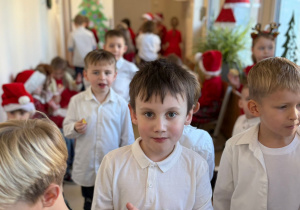 Wspólne świętowanie w holu przedszkola.