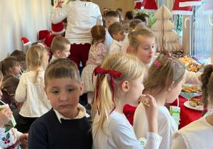 Wspólne świętowanie w holu przedszkola.