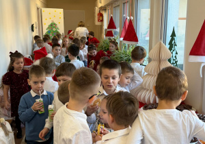 Wspólne świętowanie w holu przedszkola.