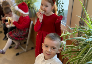 Wspólne świętowanie w holu przedszkola.