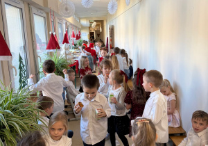 Wspólne świętowanie w holu przedszkola.