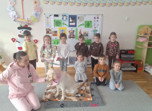 Spotkanie Przedszkolaków z psem w ramach dogoterapii.