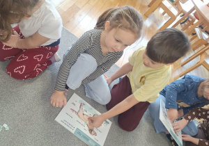 Spotkanie Przedszkolaków z psem w ramach dogoterapii.