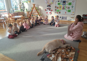 Spotkanie Przedszkolaków z psem w ramach dogoterapii.