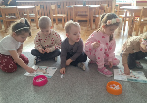 Spotkanie Przedszkolaków z psem w ramach dogoterapii.