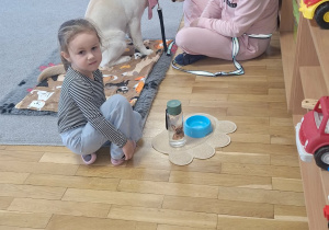 Spotkanie Przedszkolaków z psem w ramach dogoterapii.