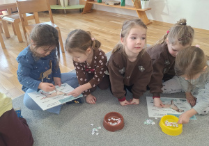 Spotkanie Przedszkolaków z psem w ramach dogoterapii.