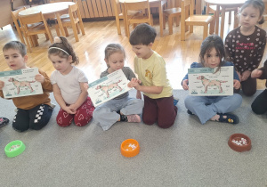 Spotkanie Przedszkolaków z psem w ramach dogoterapii.