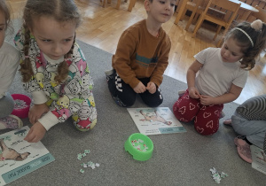 Spotkanie Przedszkolaków z psem w ramach dogoterapii.