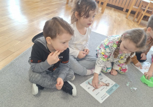 Spotkanie Przedszkolaków z psem w ramach dogoterapii.