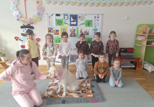 Spotkanie Przedszkolaków z psem w ramach dogoterapii.