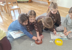 Spotkanie Przedszkolaków z psem w ramach dogoterapii.