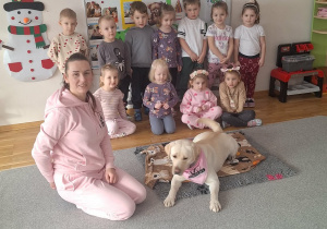 Spotkanie Przedszkolaków z psem w ramach dogoterapii.